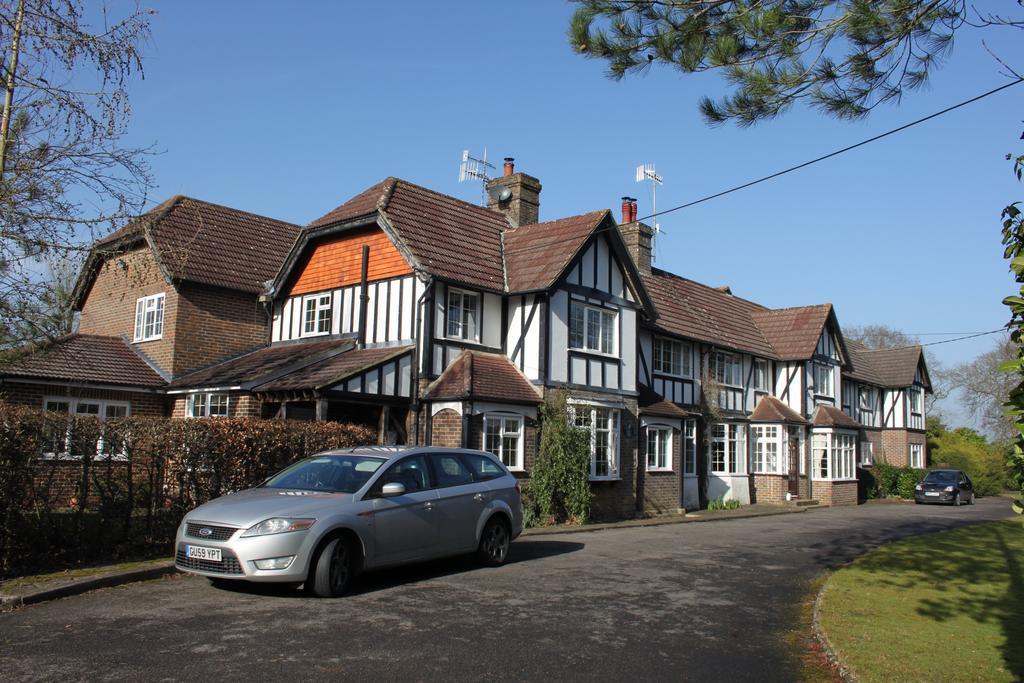 The Manor House Bed & Breakfast Crawley  Exterior photo