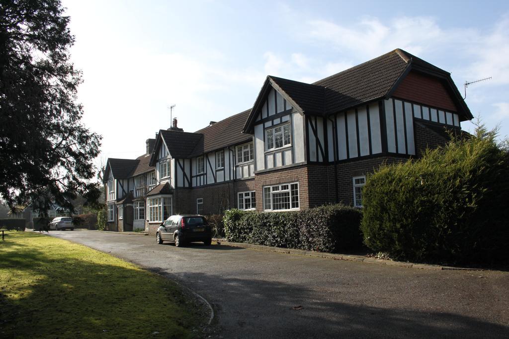 The Manor House Bed & Breakfast Crawley  Exterior photo